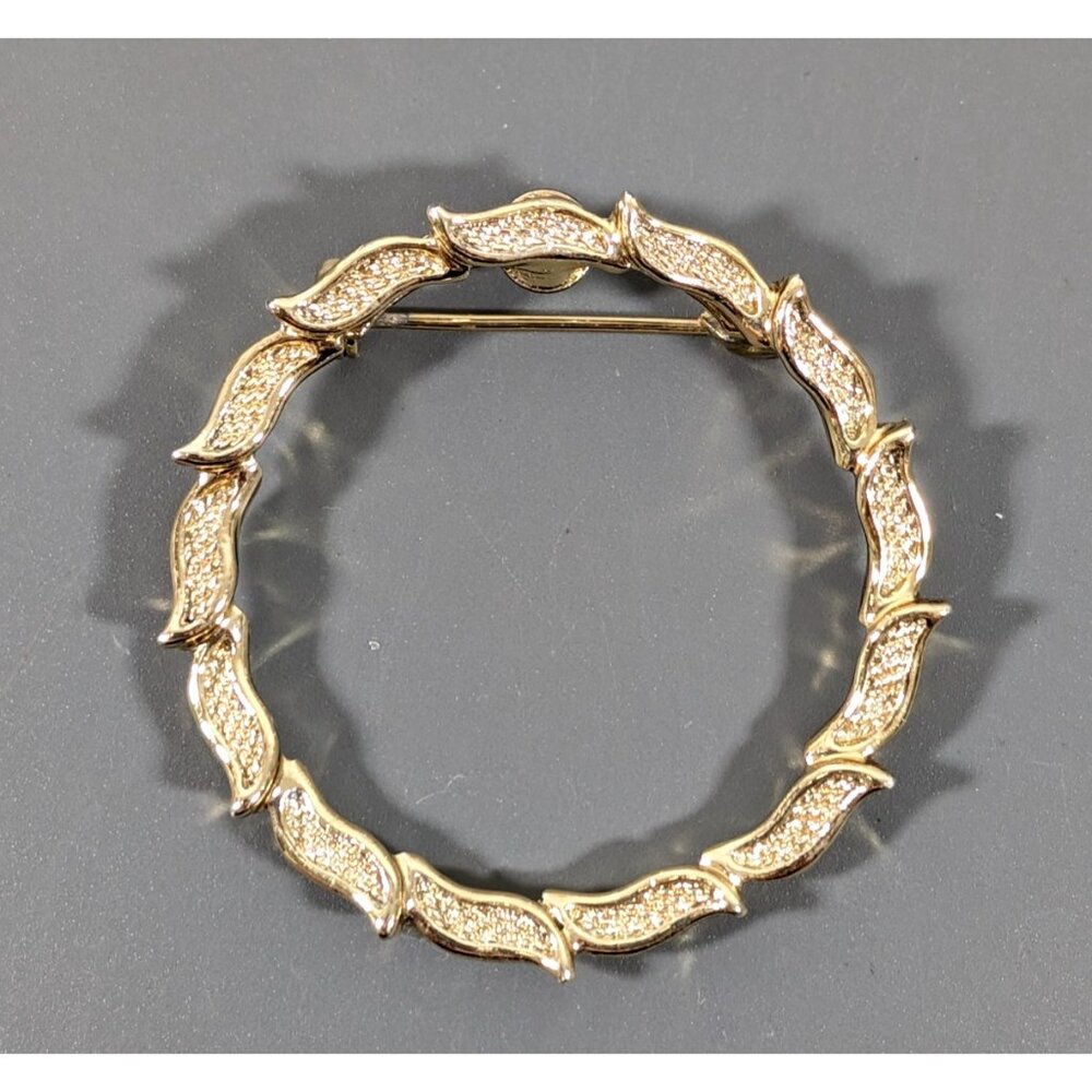 Vintage Gerrys Gold Tone Wreath Round Brooch Pin‎ Classic MCM Holiday